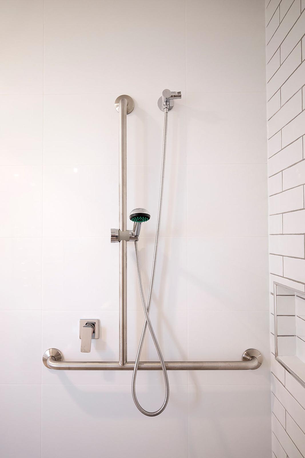 shower with grab rails